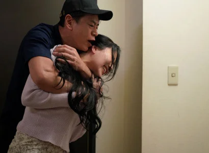 Nữ ca sĩ bị người hâm mộ cưỡng bức vì dung mạo đắm say lòng người